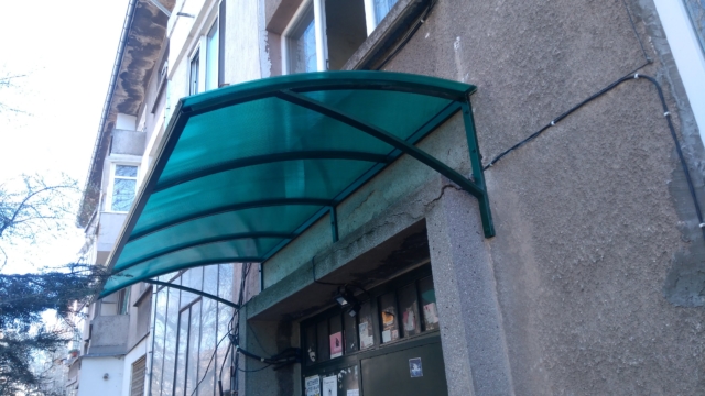 Тента , стоманена рамка и поликарбонат.